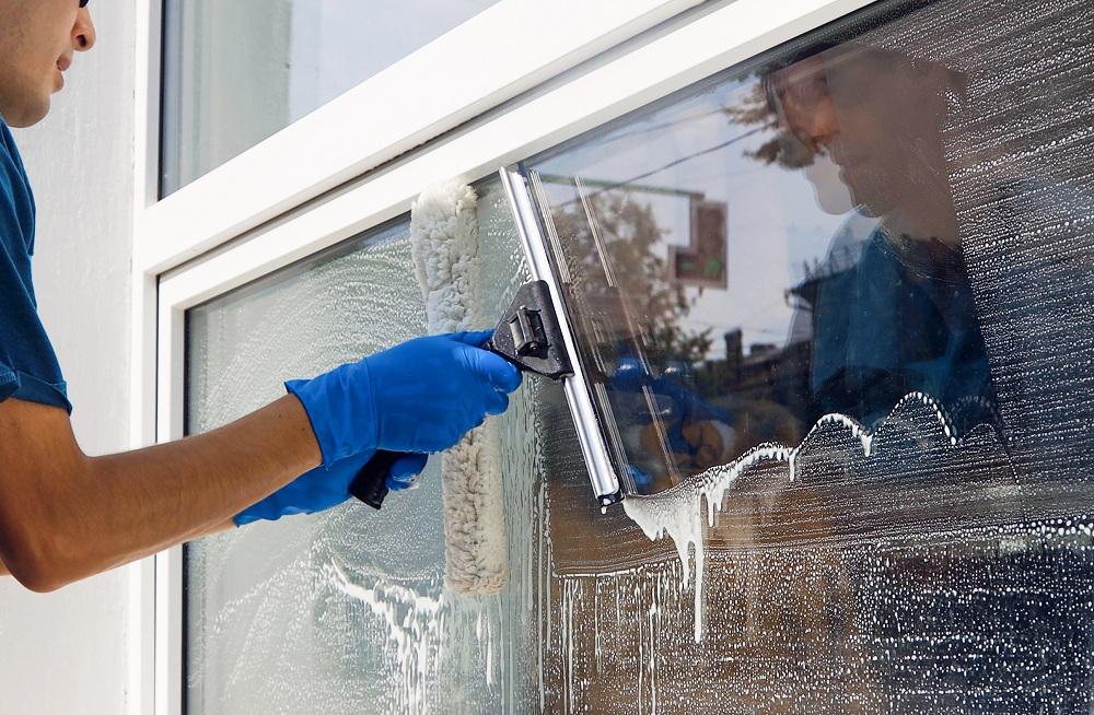 ガラス清掃｜オフィス・店舗・マンション・ビルのクリーニング（清掃）は東京都世田谷区【トミーワークス】にお任せください。日常清掃、定期清掃も承っております。杉並区や神奈川県川崎市も出張可！