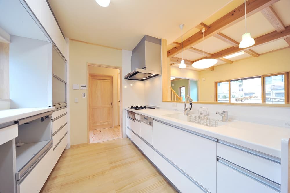 床清掃（洗浄ワックス）｜オフィス・店舗・マンション・ビルのクリーニング（清掃）は東京都世田谷区【トミーワークス】にお任せください。日常清掃、定期清掃も承っております。杉並区や神奈川県川崎市も出張可！