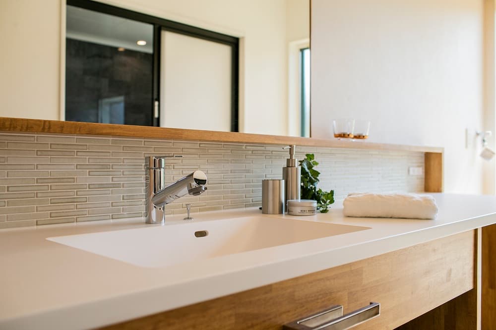 ガラス清掃｜オフィス・店舗・マンション・ビルのクリーニング（清掃）は東京都世田谷区【トミーワークス】にお任せください。日常清掃、定期清掃も承っております。杉並区や神奈川県川崎市も出張可！