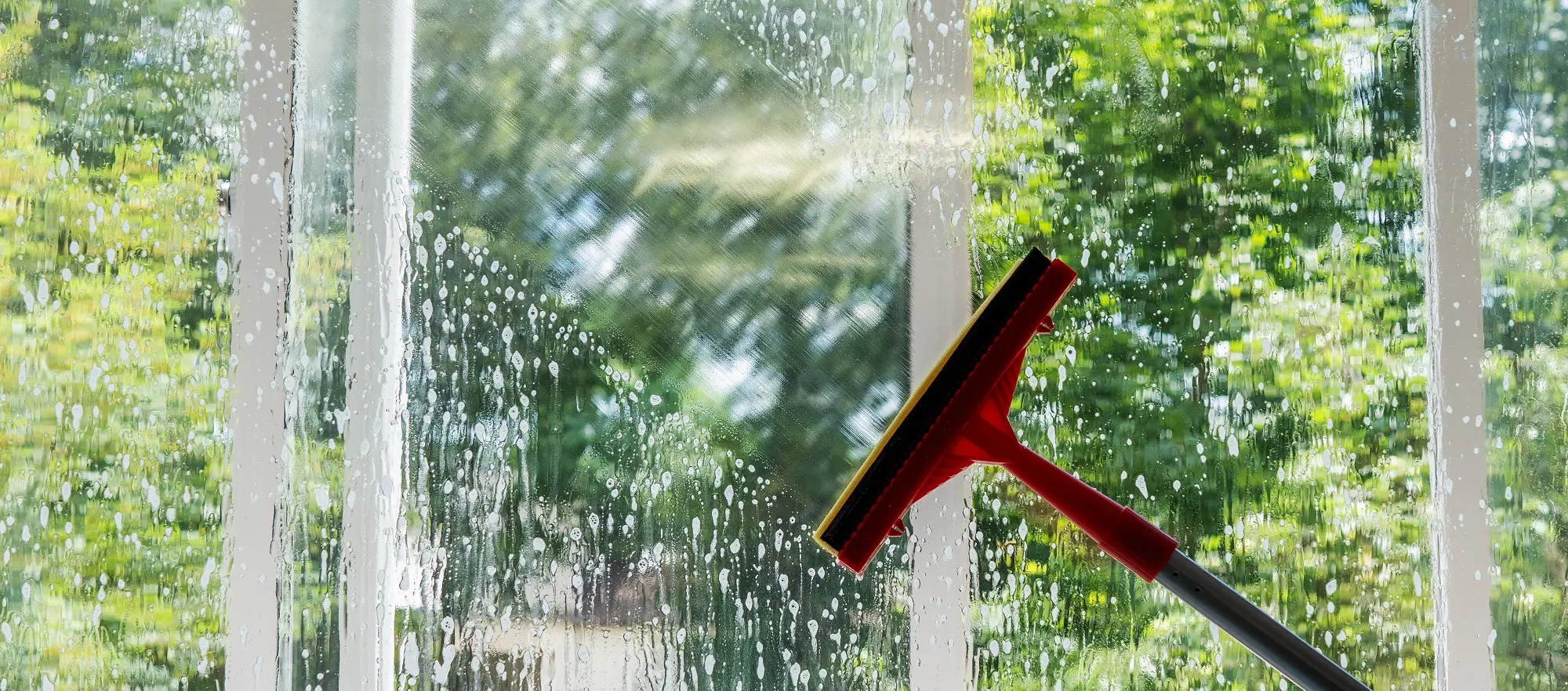 ガラス・サッシクリーニング｜【個人の方向け】ハウスクリーニング会社の【トミーワークス】は見積、出張費無料！東京都世田谷区で清掃業者をお探ならお気軽にご相談ください！水回り、エアコン、キッチン、レンジフード、浴室、洗面所、トイレ、カーペット、空室、室内、ガラス・サッシ、リフォーム・現状回復、定期クリーニングに対応。杉並区や神奈川県川崎市も出張可！